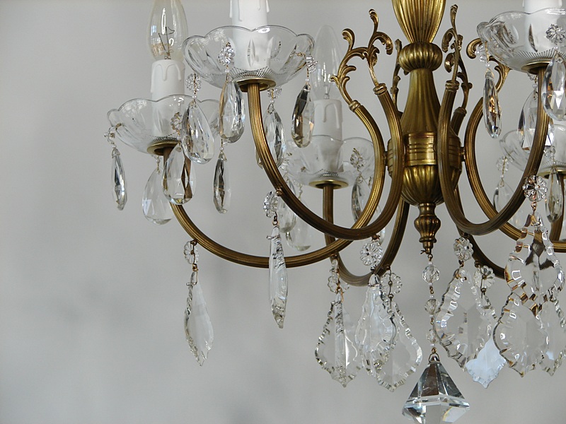 Renowacja żyrandola z kryształami